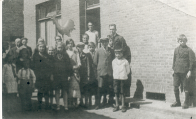 407_0421 Groepsfoto op het erf bij de Familie Köhlen-Pelzers in de Heistraat. 