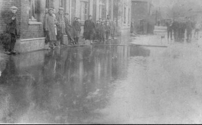 407_0422 Overstroming van de Geleenbeek in de straat Overhoven. 