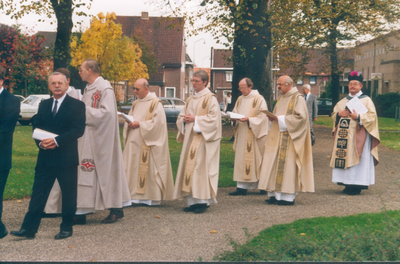 407_0444 Priesters op weg naar de H. Hartkerk te Overhoven 