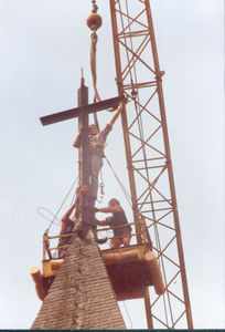 407_0458 Kruis wordt van de Kerktoren afgehaald i.v.m. restauratie ervan 