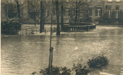 407_0502 Overstroming van de Cötelbeek (Keutelbeek).Foto genomen vanaf de Wilhelminastraat. Gebouw op de achtergrond is ...