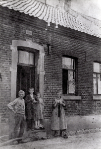 EHC-0005001 Het woonhuis uit 1903 van Leendert en Anna Willems-Smeets. Deze foto is genomen voor de verbouwing.