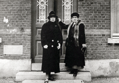 EHC-0015988 Twee dames in de deur van de Pastorie van de Nederlands Hervormde Kerk