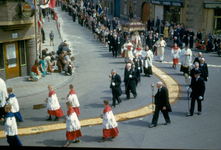 415_01_007 Sacramentsprocessie in de Parochie H. H. Marcellinus & Petrus te Oud Geleen op zondag 23 mei 1948