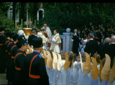 415_01_014 Sacramentsprocessie in de parochie H. H. Marcellinus & Petrus in Oud Geleen, zondag 23 mei 1948