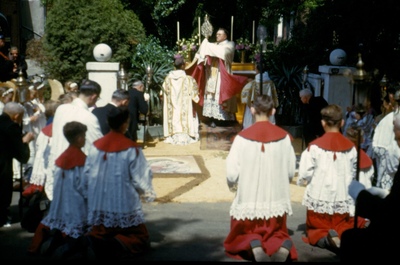 415_01_015 Sacramentsprocessie in de parochie H. H. Marcellinus & Petrus in Oud Geleen, zondag 23 mei 1948