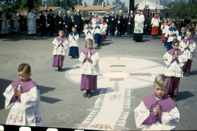 415_01_018 Sacramentsprocessie in de parochie H. H. Marcellinus & Petrus in Oud Geleen, zondag 23 mei 1948