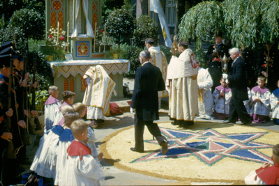 415_01_024 Sacramentsprocessie in de parochie H. H. Marcellinus & Petrus in Oud Geleen, zondag 23 mei 1948