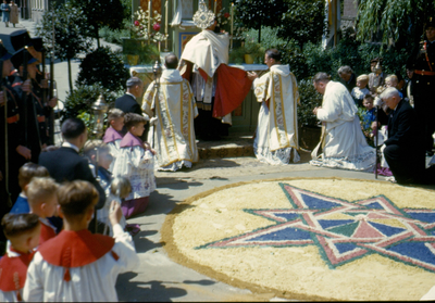 415_01_025 Sacramentsprocessie in de parochie H. H. Marcellinus & Petrus in Oud Geleen, zondag 23 mei 1948