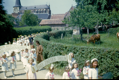 415_01_027 Sacramentsprocessie in de parochie H. H. Marcellinus & Petrus in Oud Geleen, zondag 23 mei 1948