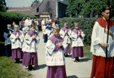 415_01_030 Sacramentsprocessie in de parochie H. H. Marcellinus & Petrus in Oud Geleen, zondag 23 mei 1948