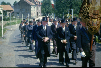 415_01_032 Sacramentsprocessie in de parochie H. H. Marcellinus & Petrus in Oud Geleen, zondag 23 mei 1948