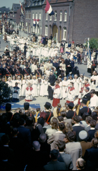 415_01_036 Sacramentsprocessie in de parochie H. H. Marcellinus & Petrus in Oud Geleen, zondag 23 mei 1948