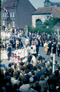 415_01_037 Sacramentsprocessie in de parochie H. H. Marcellinus & Petrus in Oud Geleen, zondag 23 mei 1948