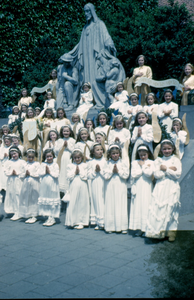 415_01_043 Sacramentsprocessie in de Parochie H. H. Marcellinus & Petrus te Oud Geleen op zondag 23 mei 1948