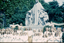 415_01_044 Sacramentsprocessie in de Parochie H. H. Marcellinus & Petrus te Oud Geleen op zondag 23 mei 1948