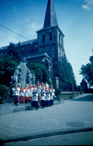 415_01_045 Sacramentsprocessie in de Parochie H. H. Marcellinus & Petrus te Oud Geleen op zondag 23 mei 1948
