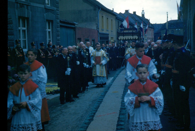 415_02_004 Sacramentsprocessie in de Parochie H. H. Marcellinus & Petrus in Oud Geleen, zondag 30 mei 1948