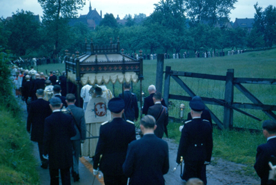 415_02_010 Sacramentsprocessie in de parochie H. H. Marcellinus & Petrus in Oud Geleen, zondag 30 mei 1948