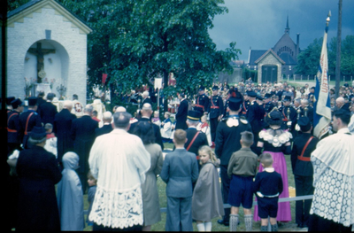 415_02_017 Sacramentsprocessie in de parochie H. H. Marcellinus & Petrus in Oud Geleen, zondag 30 mei 1948