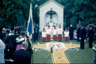 415_02_018 Sacramentsprocessie in de parochie H. H. Marcellinus & Petrus in Oud Geleen, zondag 30 mei 1948