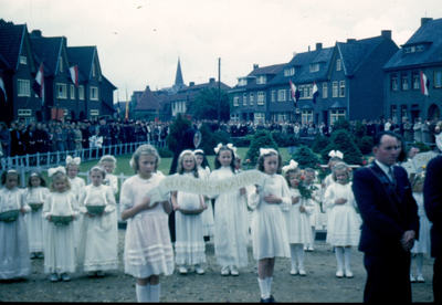 415_02_020 Sacramentsprocessie in de parochie H. H. Marcellinus & Petrus in Oud Geleen, zondag 30 mei 1948