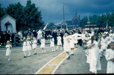 415_02_022 Sacramentsprocessie in de parochie H. H. Marcellinus & Petrus in Oud Geleen, zondag 30 mei 1948