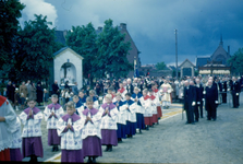 415_02_024 Sacramentsprocessie in de parochie H. H. Marcellinus & Petrus in Oud Geleen, zondag 30 mei 1948
