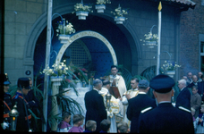 415_02_037 Sacramentsprocessie in de parochie H. H. Marcellinus & Petrus in Oud Geleen, zondag 30 mei 1948