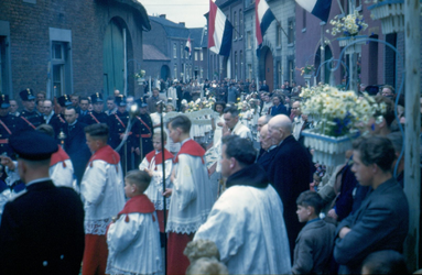 415_02_038 Sacramentsprocessie in de parochie H. H. Marcellinus & Petrus in Oud Geleen, zondag 30 mei 1948
