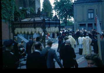 415_02_041 Sacramentsprocessie in de parochie H. H. Marcellinus & Petrus in Oud Geleen, zondag 30 mei 1948