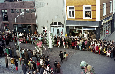 EHC-008-07 Heringbiete op Aswoensdag na Carnaval 1970 in Café De Beierpöl Heringbiete = haring eten. Traditioneel de ...
