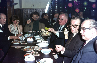 EHC-008-12 Heringbiete op Aswoensdag na Carnaval 1970 in Café De Beierpöl Heringbiete = haring eten. Traditioneel de ...