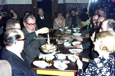 EHC-008-14 Heringbiete op Aswoensdag na Carnaval 1970 in Café De Beierpöl Heringbiete = haring eten. Traditioneel de ...