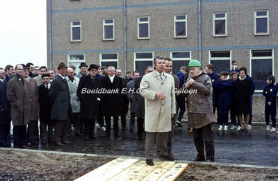 EHC-009-28 1e spade nieuwbouw Sportschool C.I.O.S. aan de Sportcentrumlaan te Sittard op 25-03-1970. 25-03-1970
