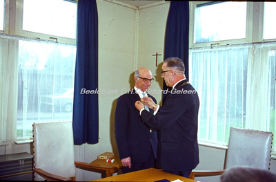 EHC-014-27 Uitreiking van Koninklijke onderscheidingen aan de Heren Gerlag, Rutten, Smits en Wessels op de B&W-kamer ...