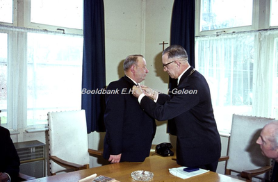 EHC-014-31 Uitreiking van Koninklijke onderscheidingen aan de Heren Gerlag, Rutten, Smits en Wessels op de B&W-kamer ...