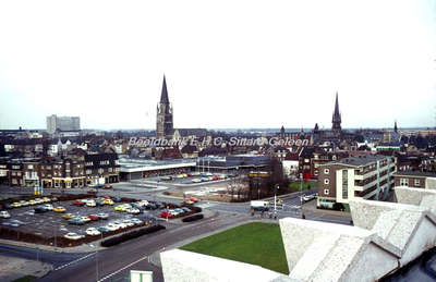 EHC-030-47 Zicht vanaf het dak van het nieuw Stadskantoor Sittard aan de Baenjestraat op stad en groene omgeving 30-08-1974