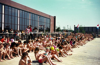 EHC-038-22 Opening Openluchtzwembad 'De Hateboer' aan de Sportcentrumlaan te Sittard op 17-05-1974. 17-05-1974