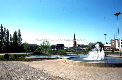 EHC-077-27 Stadskantoor Sittard aan de Baenjestraat met vijvers, fontein en kunstwerk in mei 1980. 