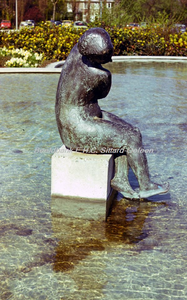 EHC-077-28 Stadskantoor Sittard aan de Baenjestraat met vijvers, fontein en kunstwerk in mei 1980. 