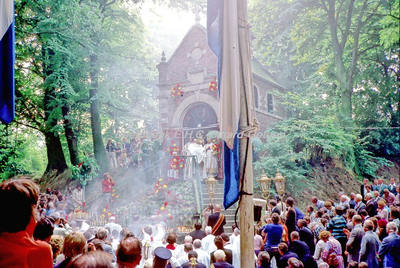 EHC-109-06 St. Rosaprocessie tijdens de viering van het 300-jarig bestaan van de St. Rosakapel 1675-1975Processie en ...