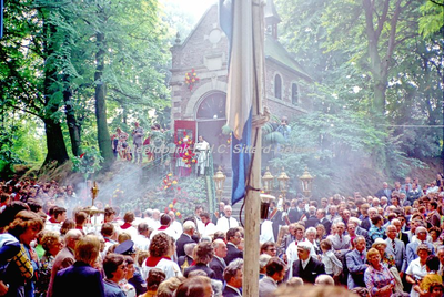 EHC-109-12 St. Rosaprocessie tijdens de viering van het 300-jarig bestaan van de St. Rosakapel 1675-1975Processie en ...