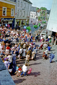 EHC-109-49 Opening Markt en Rosmolenstraat na renovatiewerkzaamheden van de bestratingVele gasten en toeschouwers bij ...