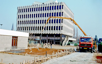 EHC-105-30 Uitbreiding Stadhuis Sittard met de laagbouw aan de Baenjestraat te Sittard in 1983