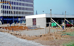 EHC-105-31 Uitbreiding Stadhuis Sittard met de laagbouw aan de Baenjestraat te Sittard in 1983
