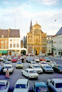 EHC-107-49 St. Michielskerk ofwel Paterskerk aan de Markt te Sittard vol met geparkeerde auto's. Foto is gespiegeld