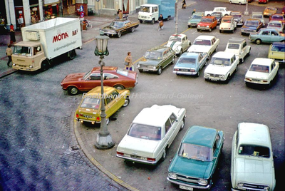 EHC-110-49 Markt te Sittard vol met geparkeerde auto's in 1975