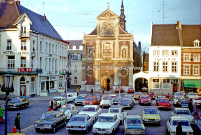EHC-110-50 Markt te Sittard vol met geparkeerde auto's in 1975
