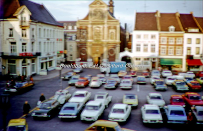 EHC-111-01 Markt te Sittard vol met geparkeerde auto's in 1975